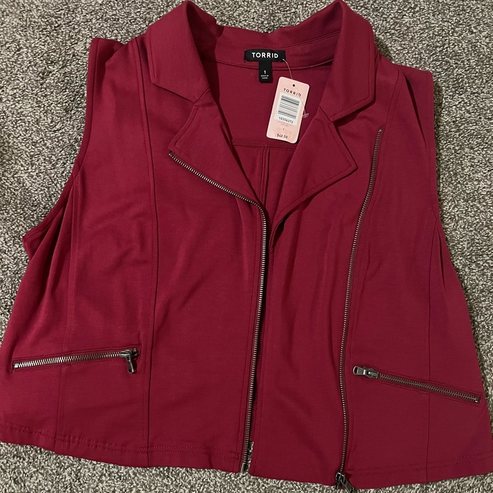 Torrid Size 1 (sixe14) vest w/zipper.